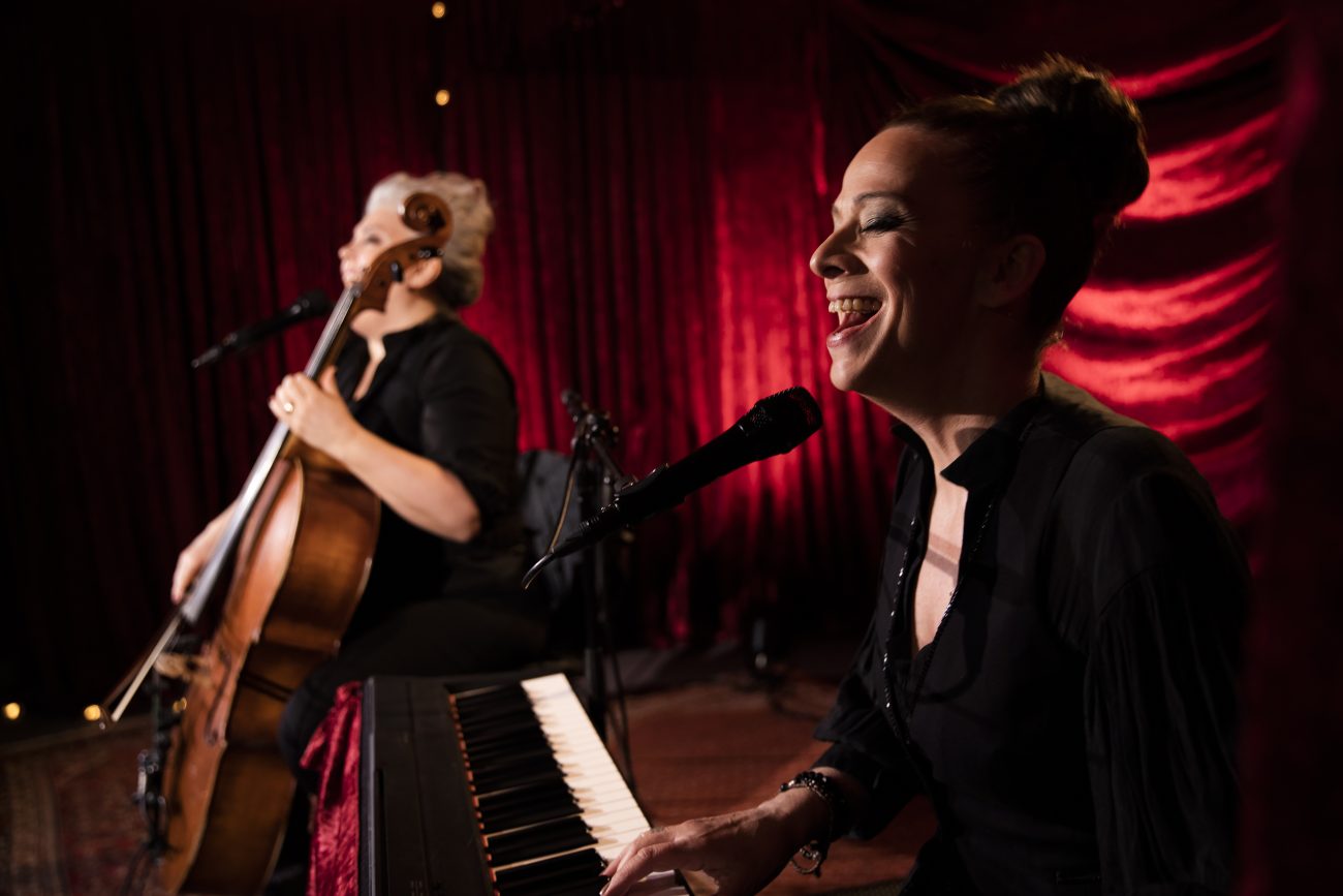 Pressbild 6 -Kvinnan bredvid